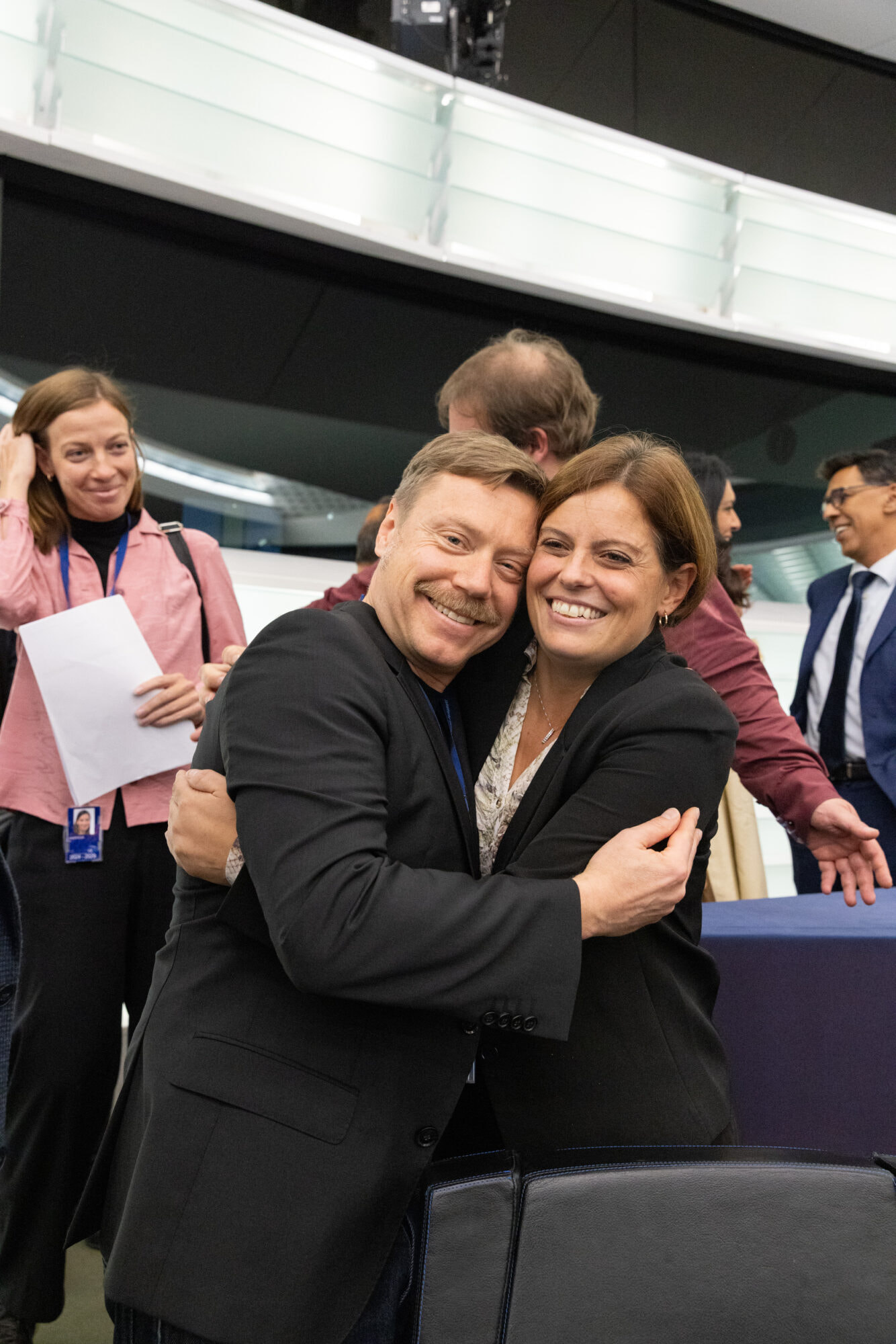 Martin Schirdewan mit Ilaria Salis (MEP) nach der Abstimmung über Ilarias Immunität im Parlament in Straßburg im Oktober 2025. © Team Schirdewan