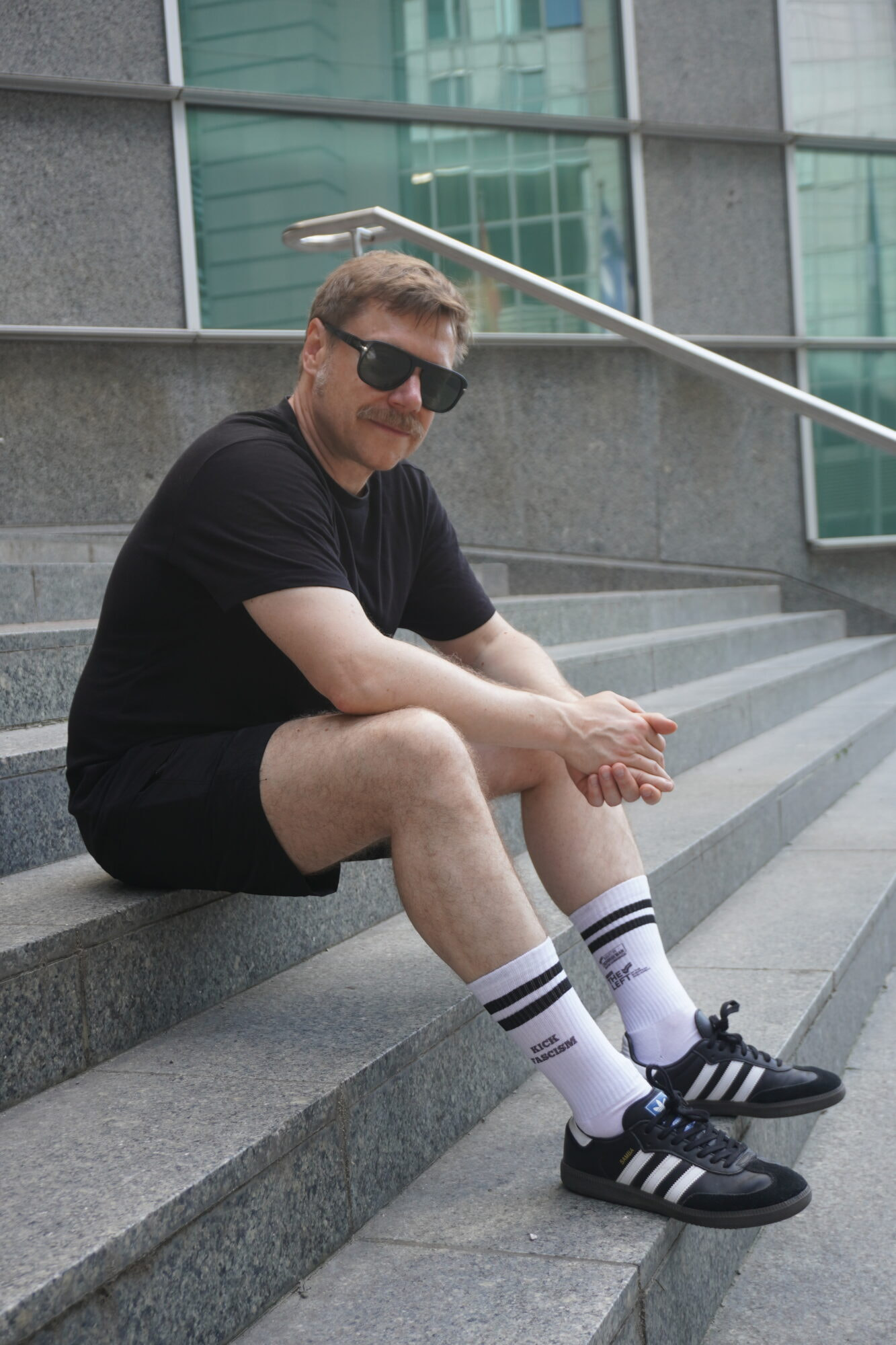 Martin Schirdewan mit schwarzer Sonnenbrille auf Treppen im Juni 2026. © Team Schirdewan